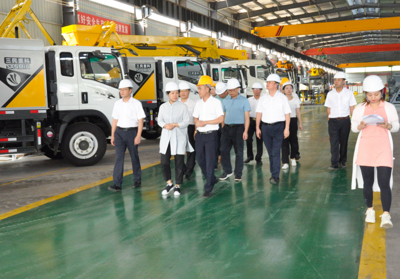 湘潭市市委副書記、市長張迎春蒞臨我司調研指導